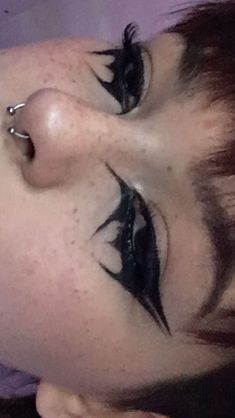 Emo Guyliner, Goth Eyeliner Ideas, Alt Makeup Eyeliner, Goth Makeup Eyeliner, Eyeliner Looks Goth, Alt Makeup Ideas, Punk Eyeliner, Edgy Eyeliner, Alternative Eyeliner