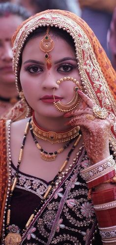 Bride Mehndi, Village Girls, Indian Bride Photography Poses, Kardashian Hair, Drawing Scenery, Indian Bridal Photos, Village Girl, Photos Poses