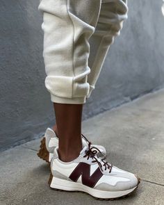 New Balance Street Style, Minimalist Wardrobe Capsule, Comfy Heels, Black Men Street Fashion, Modern Shoes, Hype Shoes, Casual Sneakers Women