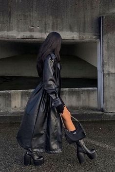 Instagram Baddie, Looks Black, Leather Trench Coat, Winter Fits, Coat Outfits, Mode Inspo, Looks Chic, Edgy Outfits