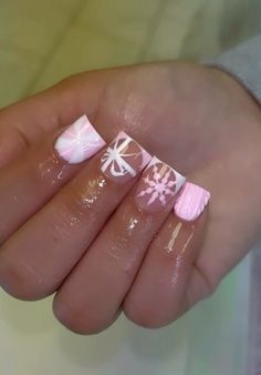 Pink short christmas nails Square Nails For Christmas, Short Cute Nails Simple, Shorties Nails Christmas, Cristmass Nails 2024 Short, Pink Nail Christmas Designs, Square Nails Designs Short, Cute Short Square Nails Winter, Christmas Shorties Nails, Pink And White Nails Christmas