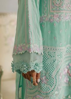 Luxury Lawn Dress Design, Palzoo Desgin, Embroidery Pakistani Suits, Suites Designs, Sleeves Design For Kurtis, Designer Sleeves, Lawn Dress Design, Beautiful Sleeves, Kurti Sleeves Design