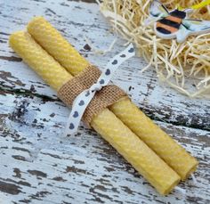 corn on the cob is tied up and ready to be eaten