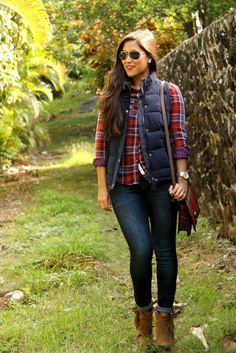 Christmas Party Outfit Casual, Wander Outfit, Mode Country, Flannel Shirt Outfit, Casual Party Outfit, Flannel Outfits, Sweatpants Outfit, Plaid Shirts, Winter Dress Outfits