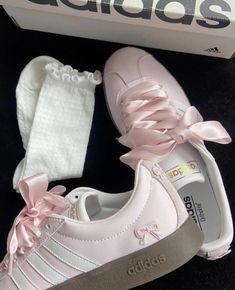 Pretty Sneakers, Shoes And Socks, Trendy Shoes Sneakers, Preppy Shoes, Pretty Shoes Sneakers, Shoe Wishlist, Cute Nike Shoes, Cute Sneakers, Girly Shoes