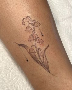 a tattoo on the leg of a woman with flowers