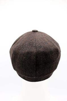 All baker boy caps are hand-crafted and made using the finest cashmere/wool. It has high quality stitches. A vintage style, this is inspired by the Peaky Blinders. It has 8 panels and on the top of the cap there is a decorative button. It is also great gift as well. Color : Dark Brown Material : %100 Wool All of our products are Free Express Shipping. Sizes : S: 54-55 cm M: 56-57 cm L: 58-59 cm XL: 59-60 cm Classic Brown Baseball Cap, Classic Wool Flat Cap Beret, Classic Brown Flat Cap, Classic Brown Beret With Curved Brim, Classic Wool Beret With Short Brim, Vintage Wool Cap, Retro Six-panel Wool Hat, Classic Brown Baseball Cap With Flat Brim, Classic Brown Flat Brim Baseball Cap