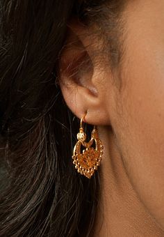 "The design of these beautiful Horseshoe earrings is inspired by models of \"fan\" or \"half moon\" earrings used by women in the 18th and 19th centuries, in the Salamanca region. The earrings are handmade with 18K gold and filigree technique. They're a light and delicate jewel and an ideal complement for any occasion. Features of this piece: Name: Horseshoe Earrings* Size: 32 X 24 mm Thickness: 4 mm Materials: 18K yellow gold Weight: 4.00 g Techniques: Filigree, handcrafted jewelry Finish: 24K Gold Mexican Earrings, Mexican Gold Earrings, Light Gold Jewelry, Spanish Earrings, Spanish Jewelry, Horseshoe Earrings, Mexican Earrings, Half Moon Earrings, Silver Pooja Items