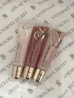 Profumo Victoria Secret, Makeup Contouring, Flavored Lip Gloss, Fancy Makeup, Lip Glosses, Victoria Secrets, Makeup Items, Makeup Essentials, Pretty Makeup