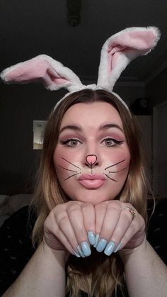 Bunny Halloween Makeup, Bunny Face Paint, Diy Scarecrow Costume, Carnaval Make-up, Bunny Makeup, Scarecrow Makeup, Bunny Halloween, Rabbit Costume, Halloween Makeup Ideas