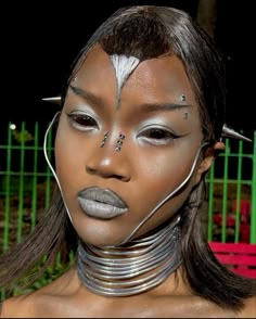 Alien Makeup Editorial, Alien Halloween Costumes Women, Afropunk Makeup, Alien Costume Makeup, Alien Photoshoot, Cosmic Makeup, Alien Core, Futuristic Makeup, Alien Makeup