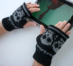 Fingerless Mittens Knit, Knitted Slouch Hat, Knitted Wrist Warmer, Skull Beanie, Glove Pattern, Skull Hat, Loom Knitting Patterns, Gloves Pattern, Skull Lover