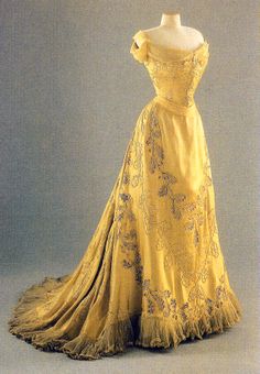 My absolute favorite from the Edwardian era. This is a Worth gown. My eye teeth for a House of Worth gown. House Of Worth Gowns, Yellow Evening Dress, 1900s Dress, Yellow Evening Dresses, Vintage Attire, Edwardian Style