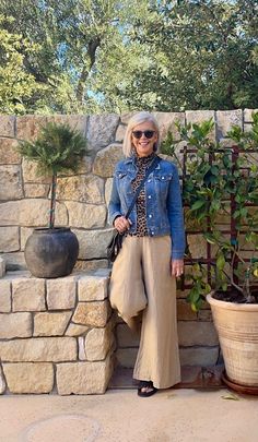 How To Wear A Denim Jacket Over 50 - Outfit Ideas +styling Advanced Fashion, Beige Clothing, Comfy Travel Outfit, 70 Fashion, Over 60 Fashion, Moda Chic, Anthropologie Skirt