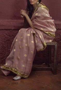 Faceless Clothing Photography, Pastel Indian Outfits, Aristocratic Beauty, Traditional Saree Look, Indian Fits, Indian Sari Dress, Raw Mango, Traditional Blouse Designs, Desi Fits