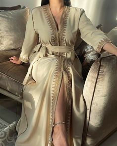 Moroccan Caftan Simple, Caftan Simple Chic, Moroccan Outfit, Kaftan Simple, Caftan Simple, Morrocan Fashion, Stile Hijab