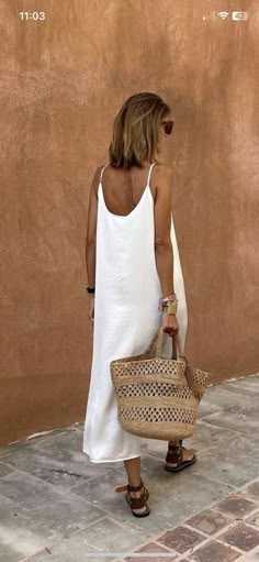 Boho Beach Outfit, Cruise Attire, Beach Vacation Style, Look Boho Chic, White Summer Dress, Fashion Corner, Mama Style, Summer Chic, Vacation Style