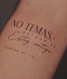 there is a tattoo on the arm that says no temas