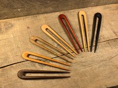 an assortment of wooden utensils arranged in a circle on a piece of wood