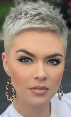 Buzz Cut Women Round Face, Super Short Pixie, Baby Boomers Nails, Short Hair Pixie Cuts, Super Short Hair, Very Short Hair, Penteado Cabelo Curto, Pixie Haircuts