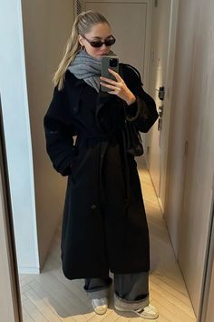 𝙻𝚊𝚒𝚕𝚊 𝙷𝚊𝚜𝚊𝚗𝚘𝚟𝚒𝚌 Paris Winter Outfit Parisian Style, Belgium Outfits, Snowy Winter Outfits, Black Wool Coat Outfit, Scotland Fits, Laila Hasanovic, Cool School Outfits, Black Coat Outfit, Outfit Rotation