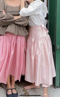 Kdrama Clothes, Feminine Long Pink Skirt, Pink Pleated Feminine Maxi Skirt, Coquette Maxi Skirt, Maxi Skirt Outfit Japanese, Japanese Street Fashion Long Skirt, Mode Vintage, Modest Outfits, Spring Summer Outfits