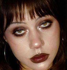 90s Grunge Style Makeup, Grunge Inspired Makeup, Brown Grunge Makeup, Grunge Prom Makeup, 90s Smokey Eye, Aesthetic Brown Makeup, Messy Smokey Eye, 2000s Grunge Makeup, 90s Make Up Look