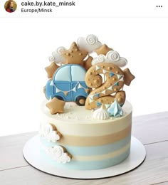 there is a cake decorated with teddy bears on the top and in the shape of a car