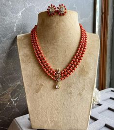 Small Coral Beads Jewellery, Coral Beads Jewellery Designs, Coral Chain Designs, Diy Mangalsutra, Pagadam Jewellery, Corals Jewellery, Gold Earrings Studs Simple, Diy Necklace Designs, Dholki Beads