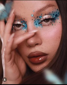 Runway Makeup Looks 2023, Fantasy Makeup Ideas Creative, Makeup Strass, Scifi Makeup, Makeup With Crystals, Fashion Makeup Looks, Pop Of Color Makeup