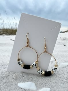 Black and white clay bead earrings with either gold or silver bead accents.  These earrings are 1 1/4 inch, from the top of the circle to the bottom. Clay Bead Earrings, Earrings Cricut, Stretch Beaded Bracelets Diy, Clay Bracelets, Clay Bead Necklace, Beaded Jewelry Earrings, Earring Inspiration, Boutique Ideas, Clay Bracelet