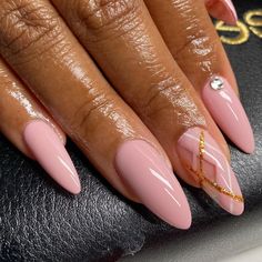 Round Nail Acrylic, Round Medium Nails, December Nails Almond, Medium Round Nails, Almond Shaped Gel Nails, Medium Almond Acrylic Nails, Nails Suggestions, Stilleto Nails Designs, Fingernail Art