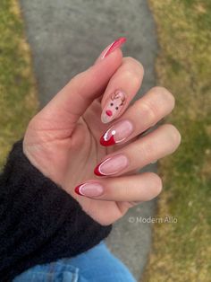 Red french tip santa hat nails, winter nails, xmas nails, christmas nail inspo, red nail theory #nails #christmasnails #rednails #winternails #nailideas #christmasaestheticnails #aestheticnails Santa Nails, Kutek Disney, Unghie Nail Art, Nagel Tips, Holiday Nail, Simple Gel Nails, Casual Nails