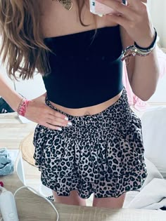 #meetmethere #meetxtiger Ruffled Skirt Outfit, Rara Skirt, Looks Pinterest, Vibe Clothes, School Outfits, Skirt Outfits, Beautiful Outfits, Outfit Of The Day