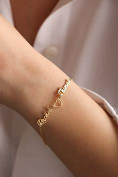 Doppeltes Namensherzarmband, doppeltes Namensarmband, Namensarmband, doppeltes Geschenk, Liebhaberarmband, Jahrestagsgeschenk, Geschenk für Sie Armbandgröße auf der Schaufensterpuppe: 18cm Jede Länge ist auf Anfrage möglich * Material: Hochwertiges massives 925er Sterlingsilber * Abmessungen: Je nach Auswahl der Schriftart reichen die Größen von 3 mm bis 4 mm Kleinbuchstaben. * Oberfläche: Sterling Silber ∙ Vergoldet ∙ Rosévergoldet * Verwenden Sie einfach die 'PERSONALIZATION BOX', um uns den N Double Name, Bracelet Name, Double Bracelet, Fancy Jewelry Necklace, Lovers Bracelet, Bracelets Design, Gold Pendant Jewelry, Gold Rings Fashion, Gold Ring Designs