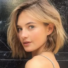 Medium Ombre Hair, French Haircut, Messy Hair Look, Sanne Vloet, Medium Haircuts, Wavy Bob Hairstyles, Short Curly Haircuts, Short Haircut, Medium Hair Cuts