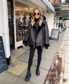 Shearling Jacket Outfit, Biker Jacket Outfit, Mantel Outfit, Jacket Outfit Women, Fur Leather Jacket, Leather Jacket Outfits, Fashion Figures, Jacket Outfit, All Black Outfit