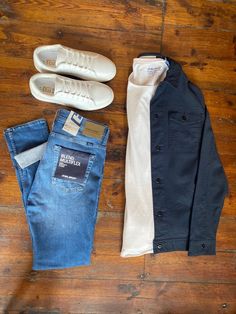 Navy Over-shirt & Denim Jeans Look blend-navy-overshirt / blend-white-crew-neck-cotton-t-shirt / blend-jet-middle-wash-slim-fit-jean Retro Style Outfits, Summer Casual Outfit, Mens Vest Fashion, Old But Gold, Mens Summer Shoes, Trendy Mens Fashion, Jeans Look, Stylish Suit