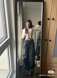 Elegant Baggy Outfit, Outfits For A Cloudy Day, Low Visual Weight Outfit, Dark Blue Jeans Outfit Aesthetic, Confident Outfits, Dark Blue Baggy Jeans, Vintage Style Aesthetic, Outfits With Baggy Jeans, Winter Outfit Casual