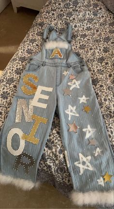 Overalls Senior Homecoming, Texas Homecoming Overalls, Hoco Overalls Freshman, Senior Overalls Ideas 2024, White Homecoming Overalls, Overall Decorated Ideas, Senior Jeans Black And Gold, Senior Jeans Overalls