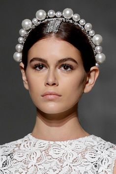 Givenchy- Couture 19. Stunning vintage inspired pared back make up with dramatic lashes. Givenchy Couture, Runway Beauty, Valentino Couture, Beauty Looks, Couture Week, Spring Fashion Trends, Spring Trends, Makeup Trends