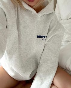 Her ig: juliabelzaa Essentials Fear Of God Hoodie, Fear Of God Hoodie, Essentials Fear Of God, Hoodie Aesthetic, Simple Fits, Cute Comfy Outfits, Fear Of God, Sweaters Oversized, Comfy Outfits