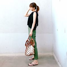 Cardigan Uniqlo, Fashion 30s, Minimalistic Outfits, Uniqlo Pants, Casual Chic Summer, 30s Fashion, Woman Style