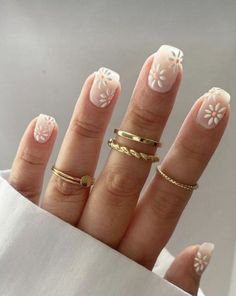 April Nails, Spring Acrylic Nails, Cute Nails For Fall, Daisy Nails, Cute Gel Nails, Short Nail Designs, Neutral Nails, Floral Nails, Chic Nails