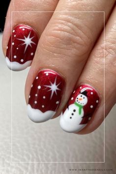 Christmas is a time of joy, warmth, and togetherness. While we decorate our homes and dress up for the season, why not add some holiday cheer to your nails as well? Simple Christmas nails are an easy and fun way to show off your festive spirit. Whether you’re getting ready for a cozy family gathering or a stylish office party, simple Christmas nails can be the perfect accessory. Christmas Nails 2023 Snowman, Snowmen Nails Design, Christmas Nail Designs Snowman, Snow Man Nail Art, Snowmen Nail Designs, Holiday Nail Art Designs, Christmas Nail Art Designs Winter, Christmas Snowman Nails, Snow Man Nails