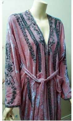 Vintage Silk Robe, Long Velvet Coat, Velvet Outfit Ideas, Bohemian Colours, Velvet Kimono, Chanel Perfume, Embroidered Velvet, Velvet Coat, Mode Boho