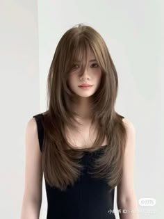 Chocolate Brown Hair With Chunky Highlights, Medium Haircuts Straight Hair, Falco Haircut, Pretty Hair Cuts, Hair Style Korea, Layered Haircuts For Medium Hair, Hair Inspiration Long, Hairstyles For Layered Hair, Haircut Inspo