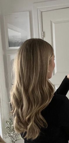 Almond Honey Hair, Soft Brown Blonde Hair, Dark Sandy Blonde Hair Balayage, Natural Blonde Highlights On Light Brown Hair, Natural Dark Blonde Hair With Highlights, Dark Blonde With Lowlights, Blonde Highlights On Dark Blonde Hair, Dark Blonde Hair Natural, Highlights Dark Blonde Hair