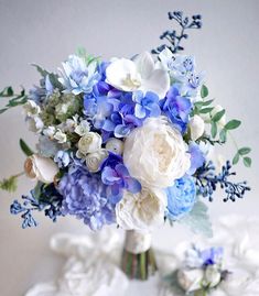 a bouquet of blue and white flowers on a table