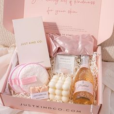 teacher gift box Box Of Happiness Gift, Bridesmaid Box Gift, Celebration Box Ideas, Gift Box Self Care, Self Care Boxes Gift, White Gift Box Aesthetic, Beauty Goodie Bag Ideas, Gift Boxes For Bridesmaids, Mom Box Gift Ideas